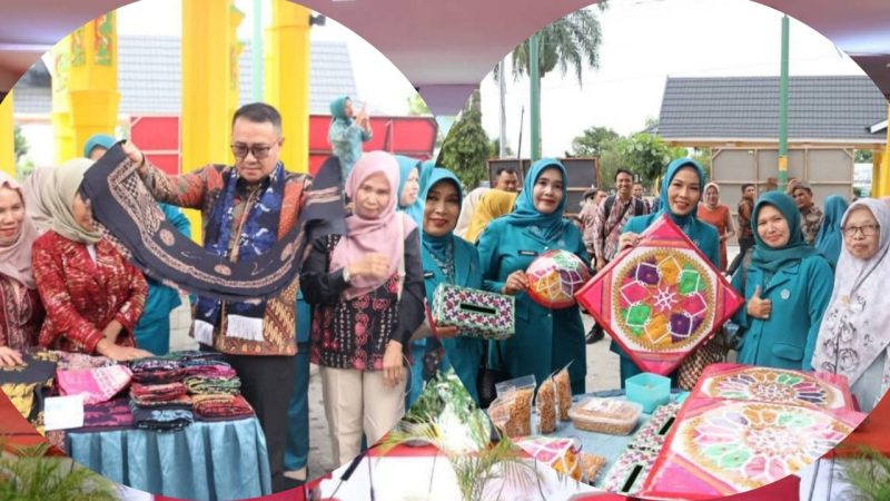 Wali Kota Sungai Penuh, Alfin, SH, bersama Ketua TP-PKK Ny. Sri Kartini Alfin dan para kader PKK meninjau stan pameran kerajinan tangan dan produk UMKM pada puncak peringatan HKG PKK ke‑53 dan HUT Dekranasda ke‑45 di Gedung Nasional, Sabtu (26/7). 