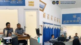 Kepala Rutan Sungai Penuh Sahat Parsaulian memimpin rapat persiapan remisi HUT ke-80 RI, Senin (28/7/2025).
