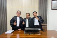 Kuasa hukum terdakwa, Viktorianus Gulo SH MH, saat memberikan keterangan usai sidang di Pengadilan Tipikor Sungai Penuh, Senin (28/7/2025).

