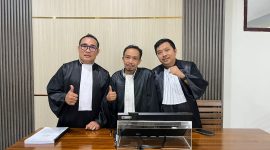 Kuasa hukum terdakwa, Viktorianus Gulo SH MH, saat memberikan keterangan usai sidang di Pengadilan Tipikor Sungai Penuh, Senin (28/7/2025).


