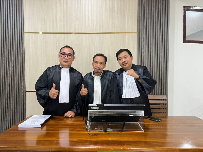 Kuasa hukum terdakwa, Viktorianus Gulo SH MH, saat memberikan keterangan usai sidang di Pengadilan Tipikor Sungai Penuh, Senin (28/7/2025).

