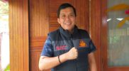 Aldi Ketua LSM Semut Merah mengepalkan tangan dukung Kejari usut kasus korupsi PJU Kerinci.