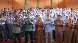 Mario Syahjohan bersama Kepala SMAN 1 Solok Selatan, guru, dan ratusan siswa usai kegiatan reses masa sidang III, Senin (28/7/2025).