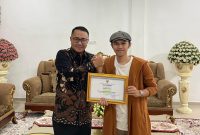 Giffari Halika Utama (Fori) saat menerima penghargaan Pemuda Pelopor Desa 2025 Tingkat Kota Sungai Penuh, bidang Ekonomi Digital 

