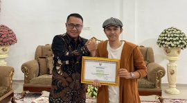 Giffari Halika Utama (Fori) saat menerima penghargaan Pemuda Pelopor Desa 2025 Tingkat Kota Sungai Penuh, bidang Ekonomi Digital 

