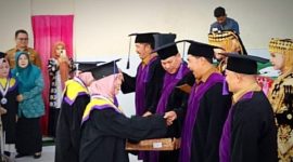 Bupati Kerinci Monadi saat menghadiri Wisuda Perdana Sekolah Lansia Tangguh S1 Permata Bunda di Desa Koto Agung, Kecamatan Keliling Danau, Selasa (29/7/2025).
