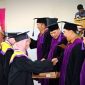 Bupati Kerinci Monadi saat menghadiri Wisuda Perdana Sekolah Lansia Tangguh S1 Permata Bunda di Desa Koto Agung, Kecamatan Keliling Danau, Selasa (29/7/2025).