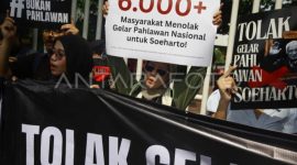 Protesters unfurl a banner from the balcony of the parliamentary hearing room during a session with the Minister of Culture, Tuesday (July 2, 2025).