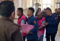 Tujuh tersangka kasus korupsi PJU saat digiring ke mobil tahanan di halaman Kejari Sungaipenuh, Kamis (3/7/2025).”

