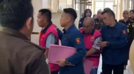 Tujuh tersangka kasus korupsi PJU saat digiring ke mobil tahanan di halaman Kejari Sungaipenuh, Kamis (3/7/2025).”

