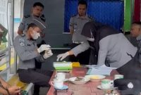 Petugas Rutan Sungai Penuh bersama aparat TNI dan Polri saat pelaksanaan tes urine massal, Senin (8/7/2025).

