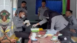Petugas Rutan Sungai Penuh bersama aparat TNI dan Polri saat pelaksanaan tes urine massal, Senin (8/7/2025).

