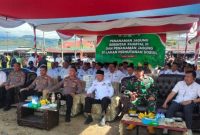 Wawako Sungai Penuh Azhar Hamzah menanam jagung bersama Forkopimda di lahan Mapolsek Air Hangat, Kerinci.
