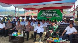 Wawako Sungai Penuh Azhar Hamzah menanam jagung bersama Forkopimda di lahan Mapolsek Air Hangat, Kerinci.
