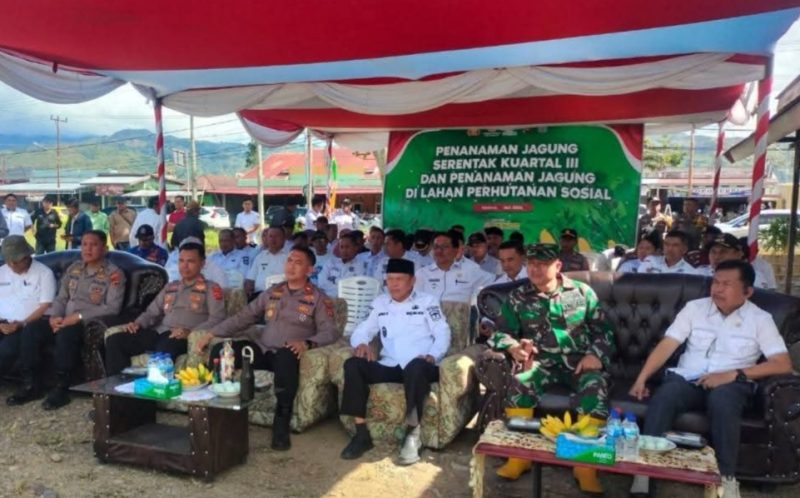 Wawako Sungai Penuh Azhar Hamzah menanam jagung bersama Forkopimda di lahan Mapolsek Air Hangat, Kerinci.
