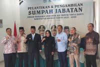 Bupati Kerinci H. Monadi bersama Maya Novefry Handayani dan jajaran usai pelantikan Dewan Pengawas PDAM Tirta Sakti.