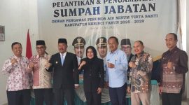 Bupati Kerinci H. Monadi bersama Maya Novefry Handayani dan jajaran usai pelantikan Dewan Pengawas PDAM Tirta Sakti.