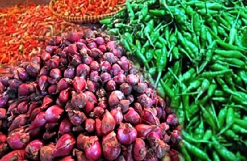 Ilustrasi bawang merah dan cabai yang harganya melonjak di pasar.
