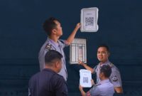 Pemasangan STEREK QR Code oleh Kepala KPR dan tim, mendukung sistem monitoring keamanan berbasis teknologi di Rutan Sungai Penuh.(Foto  Rutan Sungai Penuh)
