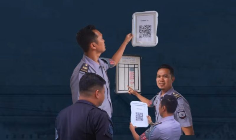 Pemasangan STEREK QR Code oleh Kepala KPR dan tim, mendukung sistem monitoring keamanan berbasis teknologi di Rutan Sungai Penuh.(Foto  Rutan Sungai Penuh)
