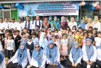 Wawako Azhar Hamzah didampingi Bunda PAUD dan rombongan saat meninjau kegiatan MPLS di salah satu PAUD Sungai Penuh ( Foto Humas Pemkot)