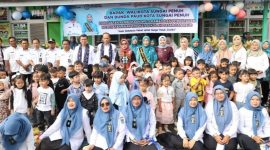 Wawako Azhar Hamzah didampingi Bunda PAUD dan rombongan saat meninjau kegiatan MPLS di salah satu PAUD Sungai Penuh ( Foto Humas Pemkot)