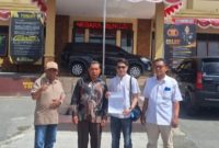 Rusdi bersama pendamping dan kuasa hukum di Polres Kerinci, saat melaporkan orang tua korban sunat laser, Rabu (15/7/2025).