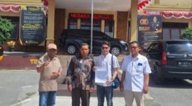 Rusdi bersama pendamping dan kuasa hukum di Polres Kerinci, saat melaporkan orang tua korban sunat laser, Rabu (15/7/2025).