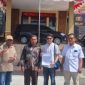 Rusdi bersama pendamping dan kuasa hukum di Polres Kerinci, saat melaporkan orang tua korban sunat laser, Rabu (15/7/2025).