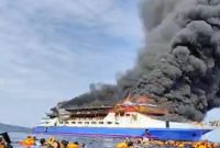 Sejumlah penumpang KM Gregorius Barcelona V terlihat panik saat kapal terbakar di perairan dekat Pulau Talise, Sulawesi Utara.
( Foto Google)
