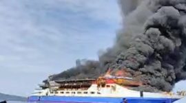 Sejumlah penumpang KM Gregorius Barcelona V terlihat panik saat kapal terbakar di perairan dekat Pulau Talise, Sulawesi Utara.
( Foto Google)