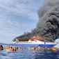 Sejumlah penumpang KM Gregorius Barcelona V terlihat panik saat kapal terbakar di perairan dekat Pulau Talise, Sulawesi Utara.
( Foto Google)