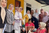 Kunjungan Ketua GOW Kota Sungai Penuh Marwati Azhar, ke usaha rumahan milik Buk Nonon Selasa 29 Juli 2025 ( Foto iNBrita)