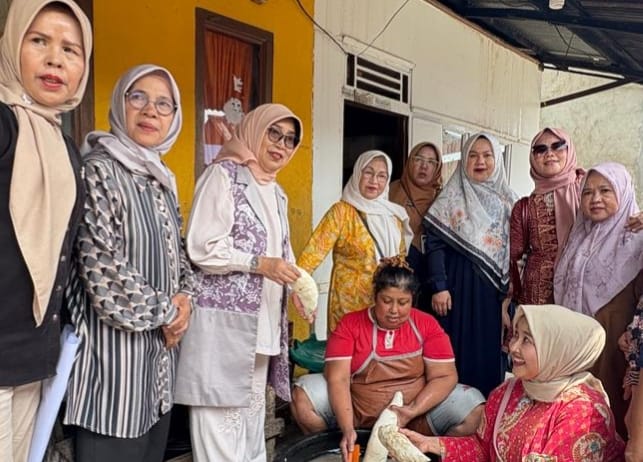 Kunjungan Ketua GOW Kota Sungai Penuh Marwati Azhar, ke usaha rumahan milik Buk Nonon Selasa 29 Juli 2025 ( Foto iNBrita)