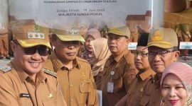 Wali Kota Sungai Penuh, Alfin, S.H., menyerahkan piagam penghargaan kepada Kepala SMPN 8, Elna Hasmita, S.Pd., M.M., atas komitmen menjaga kebersihan