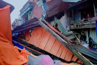 Rumah warga di Kayu Aro, Kerinci, rusak akibat terjangan angin puting beliung yang melanda Pasar Kersik Tuo, Sabtu (2/8/2025).