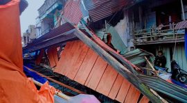 Rumah warga di Kayu Aro, Kerinci, rusak akibat terjangan angin puting beliung yang melanda Pasar Kersik Tuo, Sabtu (2/8/2025).