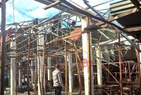 “Kapolsek Kayu Aro, AKP Rama Indra, meninjau lokasi pasar yang rusak akibat terjangan angin puting beliung.”