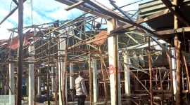 “Kapolsek Kayu Aro, AKP Rama Indra, meninjau lokasi pasar yang rusak akibat terjangan angin puting beliung.”