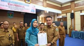 Wako Alfin melantik Tim Pembina Posyandu Kota Sungai Penuh periode 2025-2029, Senin (4/8).