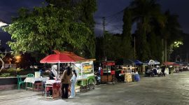 Suasana pedagang di kawasan Lapangan Merdeka Sungai Penuh.