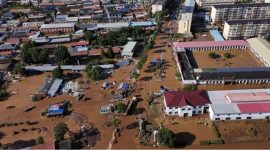 Banjir parah melumpuhkan jalanan utama di Guangzhou, China Selatan, akibat hujan ekstrem awal Agustus 2025.
