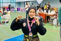 Laura Valensah Fitri, siswi SMA Negeri 1 Solok Selatan, usai meraih juara II pencak silat O2SN Sumatera Barat 2025.
