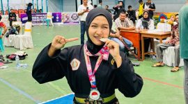 Laura Valensah Fitri, siswi SMA Negeri 1 Solok Selatan, usai meraih juara II pencak silat O2SN Sumatera Barat 2025.
