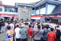 Ketua DPRD Kota Sungai Penuh menerima perwakilan massa aksi damai honorer R4 di halaman kantor DPRD, Jumat (8/8/2025).