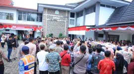 Ketua DPRD Kota Sungai Penuh menerima perwakilan massa aksi damai honorer R4 di halaman kantor DPRD, Jumat (8/8/2025).