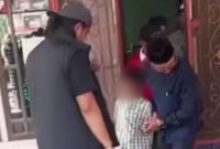 Polisi dan perangkat desa menjemput pelajar SD terduga pelaku perkelahian di Muratara.
