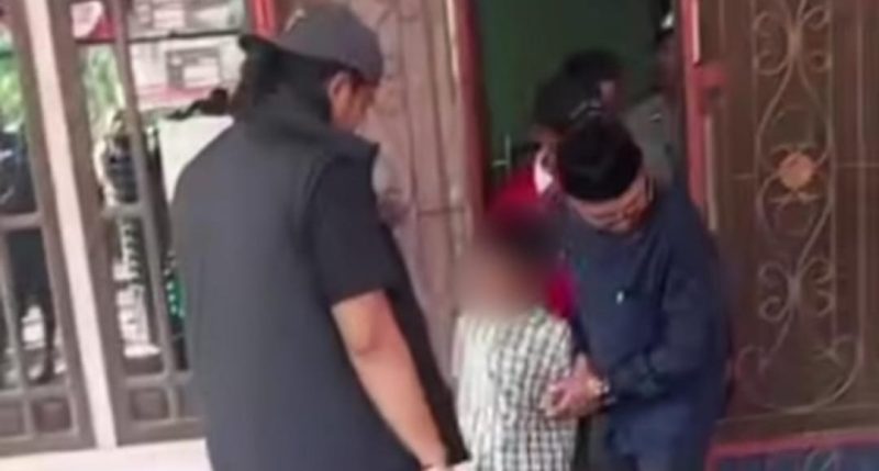 Polisi dan perangkat desa menjemput pelajar SD terduga pelaku perkelahian di Muratara.
