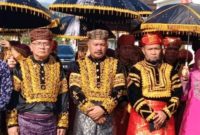 Bupati Kerinci Monadi menerima gelar adat ‘Depati Stuo Cahayo Negeri dalam Kenduri Sko Tigo Luhah Permenti di Duo Desa Kemantan, Minggu (10/8/2025).
