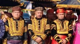 Bupati Kerinci Monadi menerima gelar adat ‘Depati Stuo Cahayo Negeri dalam Kenduri Sko Tigo Luhah Permenti di Duo Desa Kemantan, Minggu (10/8/2025).